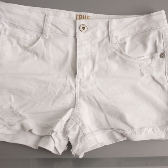 True Craft  Women's White Denim Distressed Cuffed Shorts Junior Size 16 - Picture 3 of 8